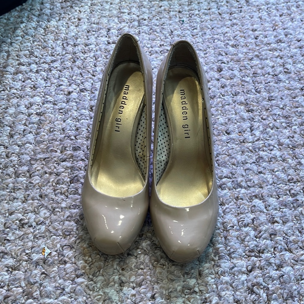 madden girl nude pumps